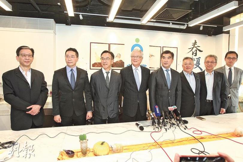 自由黨昨換屆,由鍾國斌擔任黨魁,張宇人出任主席,在今屆立法會選舉後退下火線的田北俊、方剛任榮譽主席。不過新一屆領導層在反對特首梁振英連任的立場上現分歧。左起為副主席胡漢清、副主席邵家輝、榮譽主席田北俊、榮譽主席方剛、黨魁鍾國斌、主席張宇人、立法會議員易志明和副主席李鎮強。(李紹昌攝) 自由黨昨換屆,由鍾國斌擔任黨魁,張宇人出任主席,在今屆立法會選舉後退下火線的田北俊、方剛任榮譽主席。不過新一屆領導層在反對特首梁振英連任的立場上現分歧。左起為副主席胡漢清、副主席邵家輝、榮譽主席田北俊、榮譽主席方剛、黨魁鍾國斌、主席張宇人、立法會議員易志明和副主席李鎮強。(李紹昌攝)
