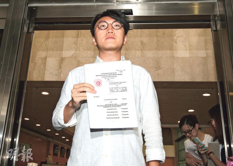 被取消參選立法會資格的本土民主前線發言人梁天琦(圖),昨入稟高院提出選舉呈請,稱選舉主任的決定非法及違憲。(李紹昌攝) 被取消參選立法會資格的本土民主前線發言人梁天琦(圖),昨入稟高院提出選舉呈請,稱選舉主任的決定非法及違憲。(李紹昌攝)