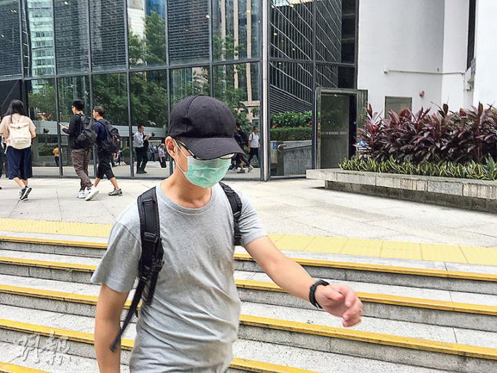 第三被告陳紹鈞(圖)初步已獲法援,只欠支付分擔費,法官叮囑他盡快處理。(黃文雋攝) 第三被告陳紹鈞(圖)初步已獲法援,只欠支付分擔費,法官叮囑他盡快處理。(黃文雋攝)