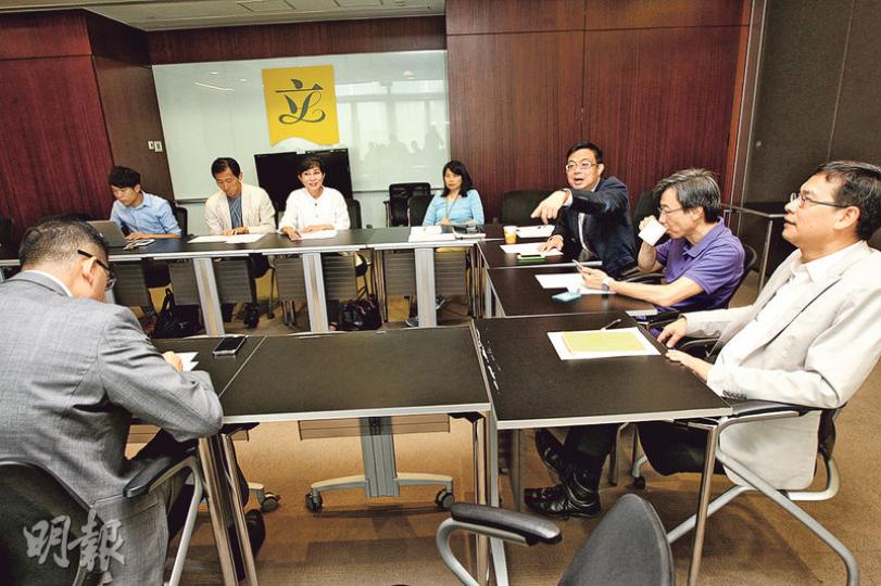 「非建制派」溝通平台G27噚日再開會,會上討論正名問題,初步傾向定名「民主派會議」。(李紹昌攝) 「非建制派」溝通平台G27噚日再開會,會上討論正名問題,初步傾向定名「民主派會議」。(李紹昌攝)