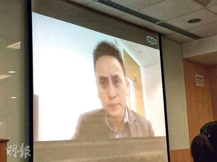 身在海外嘅沈旭暉原本準備通過Skype向傳媒視像介紹一個調查內容,點知記者會碰到技術問題,令佢睇唔到會場情况,所以佢表情都有啲火。(田青青攝) 身在海外嘅沈旭暉原本準備通過Skype向傳媒視像介紹一個調查內容,點知記者會碰到技術問題,令佢睇唔到會場情况,所以佢表情都有啲火。(田青青攝)