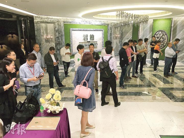 推出12年先住後付計劃的君柏,昨日成功售出34個單位,發展商即晚加推31伙,並削減約2%至4%優惠。(林尚民攝)南豐筲箕灣香島昨開售148伙,並售出約27個單位,佔可售單位約18%。(鍾林枝攝) 推出12年先住後付計劃的君柏,昨日成功售出34個單位,發展商即晚加推31伙,並削減約2%至4%優惠。(林尚民攝)南豐筲箕灣香島昨開售148伙,並售出約27個單位,佔可售單位約18%。(鍾林枝攝)