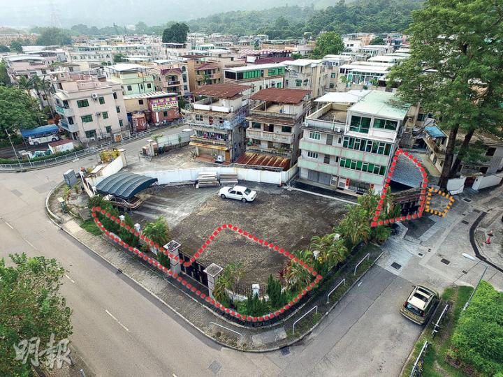 身兼屯門青磚圍村原居民代表的屯門區議員陶錫源,其持有的青磚圍村屋(綠色頂),涉嫌霸佔兩幅已圍封作花園及泊車用途的政府土地(紅框示),面積合共約140平方米(即約1500平方呎),現正申請短期租約。圍牆外搭建的臨時有蓋停車位(橙框示)亦涉嫌佔用官地,但記者上周三(5日)到訪時發現已被清除。(蘇智鑫攝) 身兼屯門青磚圍村原居民代表的屯門區議員陶錫源,其持有的青磚圍村屋(綠色頂),涉嫌霸佔兩幅已圍封作花園及泊車用途的政府土地(紅框示),面積合共約140平方米(即約1500平方呎),現正申請短期租約。圍牆外搭建的臨時有蓋停車位(橙框示)亦涉嫌佔用官地,但記者上周三(5日)到訪時發現已被清除。(蘇智鑫攝)
