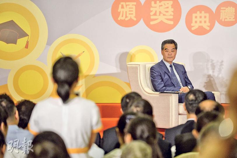 特首梁振英昨出席「新界區傑出學生選舉」頒獎典禮,與學生交流,有學生提問近期橫洲、傑志足球訓練中心等爭議議題。 (鍾林枝攝) 特首梁振英昨出席「新界區傑出學生選舉」頒獎典禮,與學生交流,有學生提問近期橫洲、傑志足球訓練中心等爭議議題。 (鍾林枝攝)