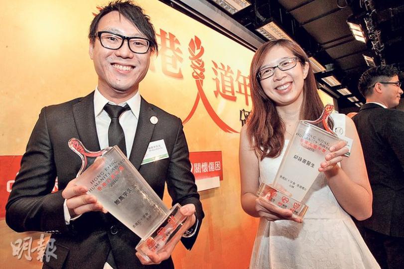 香港人道年獎得獎者之一、任職伊利沙伯醫院急症室醫生的鄺詠茵(右)表示,縱使非洲的人民每天面對戰亂與傷亡,他們仍樂觀面對生活,這啓發她懂得知足,坦然面對困難。另一得獎者、護士鮑雋宇(左)曾到南蘇丹、尼泊爾等地進行人道救援。(李紹昌攝) 香港人道年獎得獎者之一、任職伊利沙伯醫院急症室醫生的鄺詠茵(右)表示,縱使非洲的人民每天面對戰亂與傷亡,他們仍樂觀面對生活,這啓發她懂得知足,坦然面對困難。另一得獎者、護士鮑雋宇(左)曾到南蘇丹、尼泊爾等地進行人道救援。(李紹昌攝)