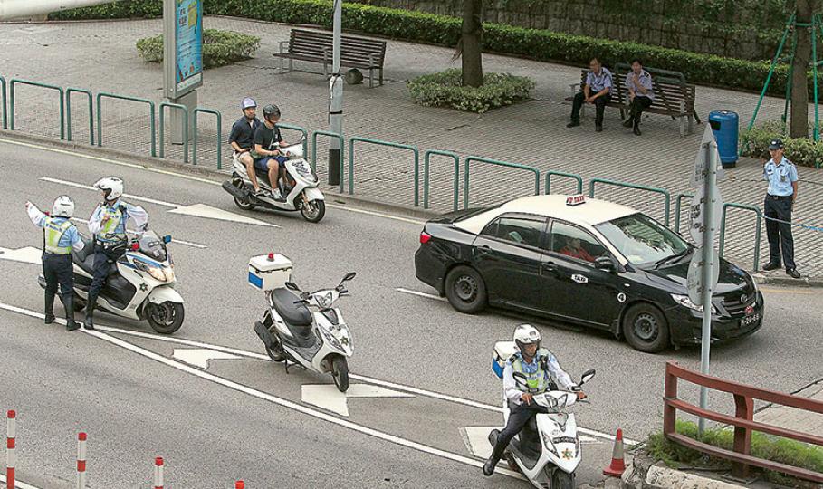 李克強今日視察澳門,澳門交警部門事前大為緊張,加強路面巡查;而在路邊也隨處可以見到警員在戒備。(明報記者攝)澳門交警圍起路邊的泊車位。(明報記者攝)澳門街頭有警車戒備。(明報記者攝) 李克強今日視察澳門,澳門交警部門事前大為緊張,加強路面巡查;而在路邊也隨處可以見到警員在戒備。(明報記者攝)澳門交警圍起路邊的泊車位。(明報記者攝)澳門街頭有警車戒備。(明報記者攝)