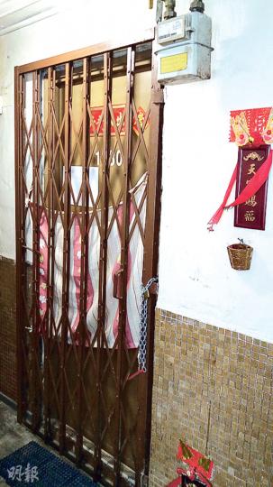 七旬馮婆婆家住沙田新翠邨新偉樓,前晚11時許有保安接獲居民投訴單位(圖)傳出惡臭,登門後揭發馮婆婆已倒斃多時,其智障兒子疑未意識到母親離世,呆坐屋內。(林智傑攝) 七旬馮婆婆家住沙田新翠邨新偉樓,前晚11時許有保安接獲居民投訴單位(圖)傳出惡臭,登門後揭發馮婆婆已倒斃多時,其智障兒子疑未意識到母親離世,呆坐屋內。(林智傑攝)