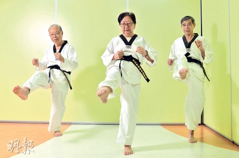 王洪(左)、曹碧璋(中)與梁錦明(右)均已退休,但努力練習跆拳道,現已是黑帶高手。(馮凱鍵攝) 王洪(左)、曹碧璋(中)與梁錦明(右)均已退休,但努力練習跆拳道,現已是黑帶高手。(馮凱鍵攝)