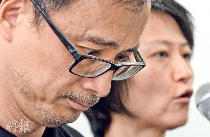 83歲祁姓男病人早前在瑪麗醫院被護士拔錯導管,之後死亡,其子(左)及媳婦(右)昨召開記者會,質疑事件實為3個連串醫療失誤所致,批評院方有包庇之嫌,要求與管理層正式會面解釋及道歉。(楊柏賢攝) 83歲祁姓男病人早前在瑪麗醫院被護士拔錯導管,之後死亡,其子(左)及媳婦(右)昨召開記者會,質疑事件實為3個連串醫療失誤所致,批評院方有包庇之嫌,要求與管理層正式會面解釋及道歉。(楊柏賢攝)