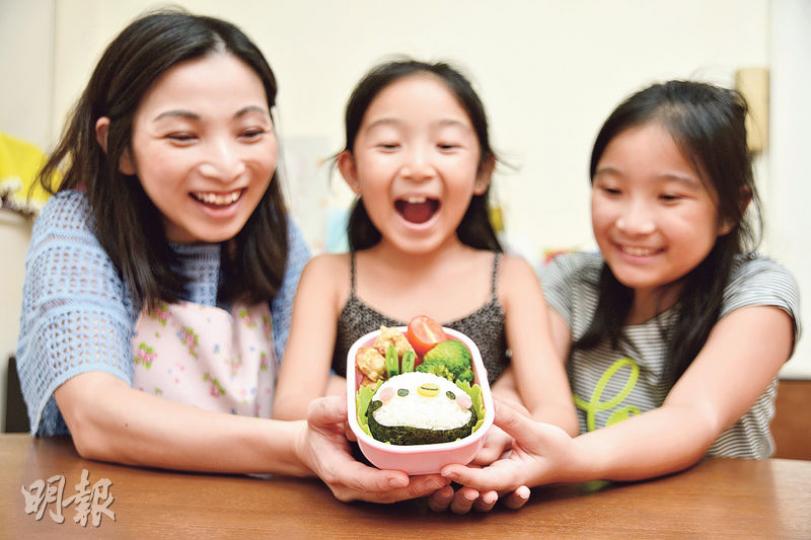 Candace(左)說長女Rin(右)和幼女Mimi(中)「貪得意」要學做飯盒,但只試一次便說放棄。Candace笑說:「她們發現做便當原來那麼困難,自此就不會對我有太多要求了。」圖為當日訪問Candace只花半小時就完成的「小企鵝」飯盒。(黃志東攝) Candace(左)說長女Rin(右)和幼女Mimi(中)「貪得意」要學做飯盒,但只試一次便說放棄。Candace笑說:「她們發現做便當原來那麼困難,自此就不會對我有太多要求了。」圖為當日訪問Candace只花半小時就完成的「小企鵝」飯盒。(黃志東攝)