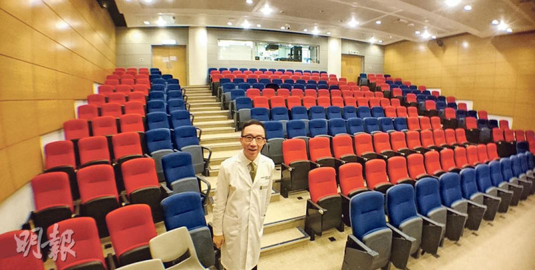 香港大學醫學院已成立近130年,現任院長梁卓偉(圖)分享當年開院初期寄居於雅麗氏紀念醫院的兩個「柴房」,「我們是劏房始祖」。時至今日,醫學生名額增加,最新學年有235人,但醫學院最大的演講廳亦只有190個座位,梁卓偉亦有妙計應對,笑言像國泰般加座位,先拆走部分原有藍色椅子,換上新的紅椅,新椅較之前「細幾毫米」,正好容納到240個座位,該院更用紅椅拼出「130」字樣,以紀念醫學院130周年。醫學院正籌款5億作擴建,被問資金是否足夠,梁卓偉說有關方案已在各委員會通過,正等校長批准撥款。(冼韻姬攝) 香港大學醫學院已成立近130年,現任院長梁卓偉(圖)分享當年開院初期寄居於雅麗氏紀念醫院的兩個「柴房」,「我們是劏房始祖」。時至今日,醫學生名額增加,最新學年有235人,但醫學院最大的演講廳亦只有190個座位,梁卓偉亦有妙計應對,笑言像國泰般加座位,先拆走部分原有藍色椅子,換上新的紅椅,新椅較之前「細幾毫米」,正好容納到240個座位,該院更用紅椅拼出「130」字樣,以紀念醫學院130周年。醫學院正籌款5億作擴建,被問資金是否足夠,梁卓偉說有關方案已在各委員會通過,正等校長批准撥款。(冼韻姬攝)