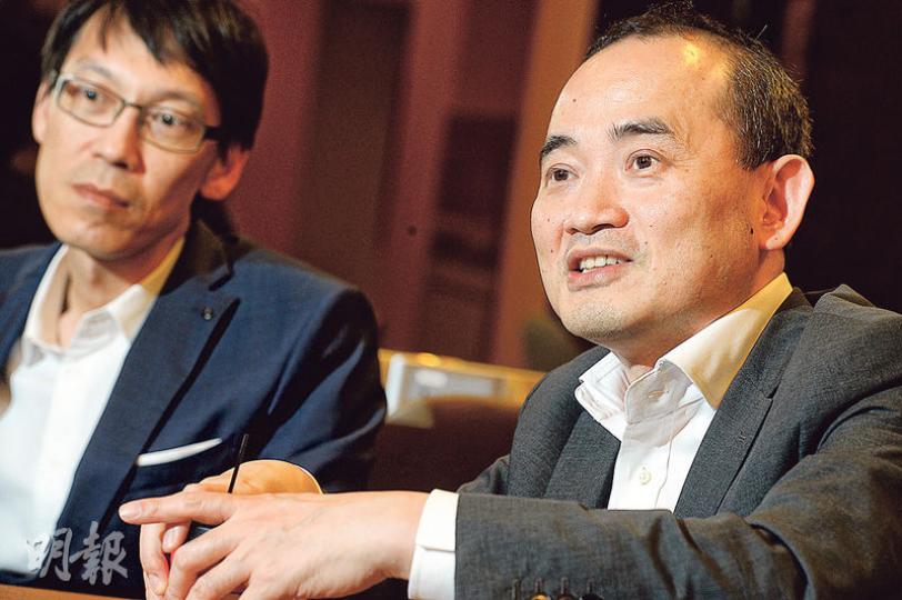 載通國際兼九巴及龍巴董事總經理李澤昌(右)表示,票務收入是載通的絕對主力,九巴每日載客量近280萬人次,存在許多商機。圖左為九巴商務總監唐東明。(劉焌陶攝) 載通國際兼九巴及龍巴董事總經理李澤昌(右)表示,票務收入是載通的絕對主力,九巴每日載客量近280萬人次,存在許多商機。圖左為九巴商務總監唐東明。(劉焌陶攝)