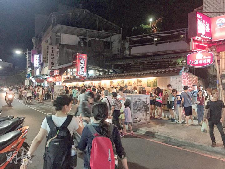 赴台陸客一直被指持續減少,不過旅遊熱點人流不減,台北淡水街頭不少小食店外,仍然大排長龍。(徐寶文攝) 赴台陸客一直被指持續減少,不過旅遊熱點人流不減,台北淡水街頭不少小食店外,仍然大排長龍。(徐寶文攝)