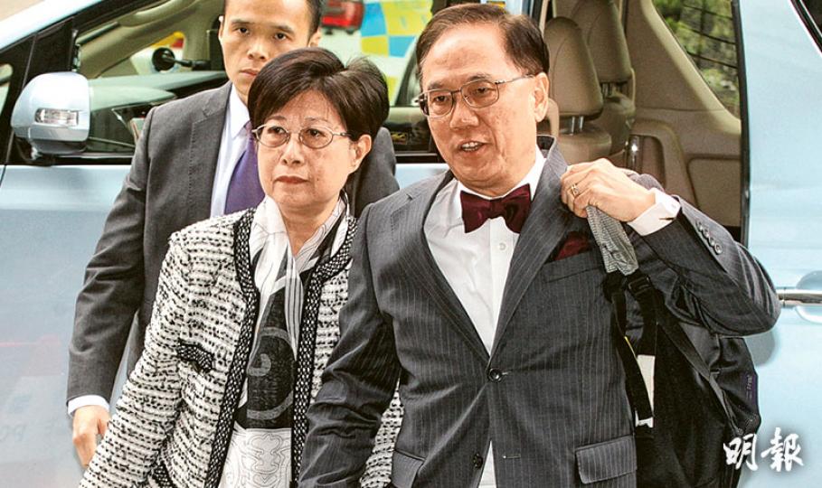 前特首曾蔭權(前右)昨被加控一項「行政長官接受利益罪」,連同他早前被控的兩項公職人員行為失當罪,他現時共面對3項控罪。圖為他昨晨與妻子曾鮑笑薇(前左)手拖手到高等法院應訊。(李紹昌攝) 前特首曾蔭權(前右)昨被加控一項「行政長官接受利益罪」,連同他早前被控的兩項公職人員行為失當罪,他現時共面對3項控罪。圖為他昨晨與妻子曾鮑笑薇(前左)手拖手到高等法院應訊。(李紹昌攝)