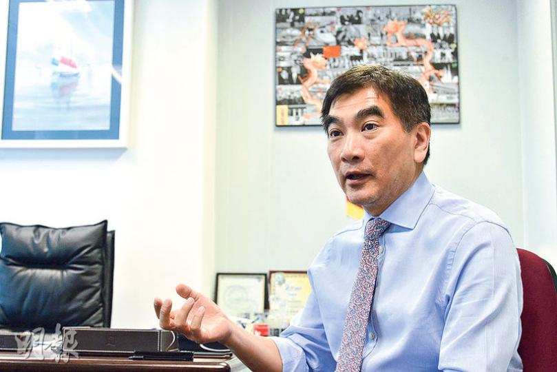 自由黨換屆,黨主席鍾國斌(圖)接任黨魁。雖然自由黨不再堅持「倒梁」,但對於下任特首,鍾國斌仍稱首要條件是「促和諧」。(楊柏賢攝) 自由黨換屆,黨主席鍾國斌(圖)接任黨魁。雖然自由黨不再堅持「倒梁」,但對於下任特首,鍾國斌仍稱首要條件是「促和諧」。(楊柏賢攝)
