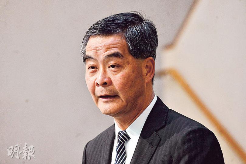 特首梁振英(圖)昨晨出席行政會議前見記者,回應特首選舉民調及會否參選,他表示「我本人有決定後會盡快通知大家」。(楊柏賢攝) 特首梁振英(圖)昨晨出席行政會議前見記者,回應特首選舉民調及會否參選,他表示「我本人有決定後會盡快通知大家」。(楊柏賢攝)