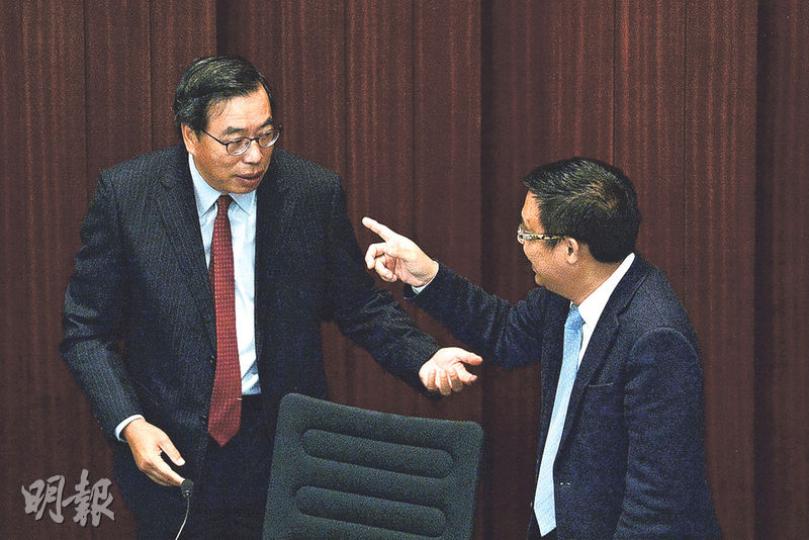 立法會今日選出新一屆大會主席,經民聯梁君彥(左)被建制派推舉出選,民主黨涂謹申(右)則代表泛民硬撼。兩人昨出席選舉論壇,接受議員質詢。(楊柏賢攝) 立法會今日選出新一屆大會主席,經民聯梁君彥(左)被建制派推舉出選,民主黨涂謹申(右)則代表泛民硬撼。兩人昨出席選舉論壇,接受議員質詢。(楊柏賢攝)