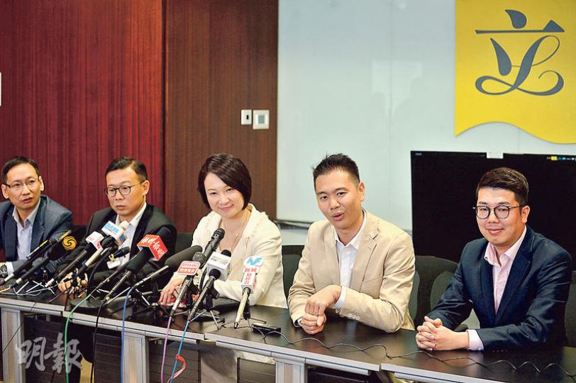 民建聯主席李慧琼噚日帶住4個立會新丁出席傳媒茶敘,左起﹕柯創盛、張國鈞、李慧琼、周浩鼎及劉國勳。(楊柏賢攝) 民建聯主席李慧琼噚日帶住4個立會新丁出席傳媒茶敘,左起﹕柯創盛、張國鈞、李慧琼、周浩鼎及劉國勳。(楊柏賢攝)