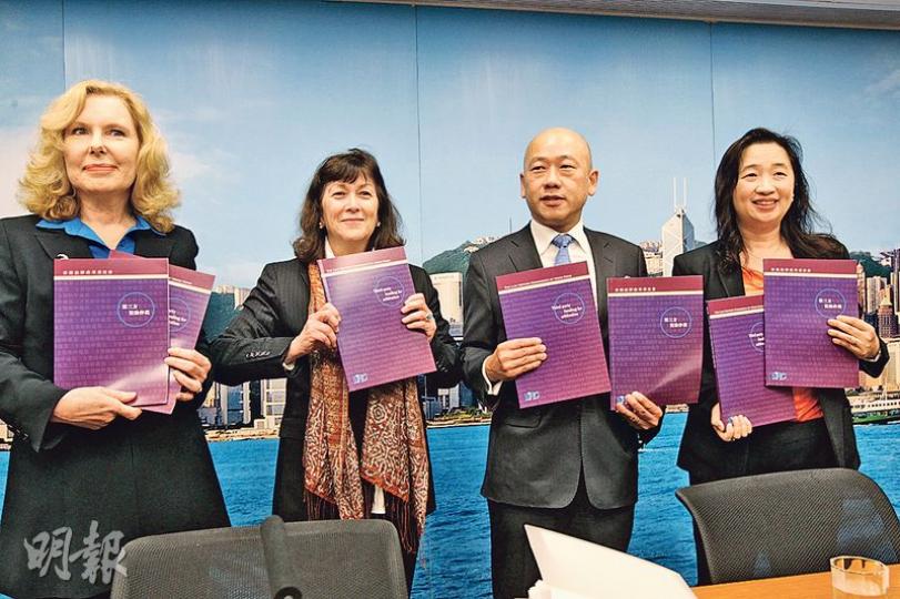 法改會建議修例引入「第三方資助仲裁」,但實施首3年只以不具法律效力的實務守則規管運作,法改會第三方資助仲裁小組委員會主席甘婉玲(左二)指是「中間着墨」,成員彭耀鴻(右二)則否認守則是「無牙老虎」。左一為法改會秘書長顏倩華,右一為委員會秘書馮淑芬。(李紹昌攝) 法改會建議修例引入「第三方資助仲裁」,但實施首3年只以不具法律效力的實務守則規管運作,法改會第三方資助仲裁小組委員會主席甘婉玲(左二)指是「中間着墨」,成員彭耀鴻(右二)則否認守則是「無牙老虎」。左一為法改會秘書長顏倩華,右一為委員會秘書馮淑芬。(李紹昌攝)