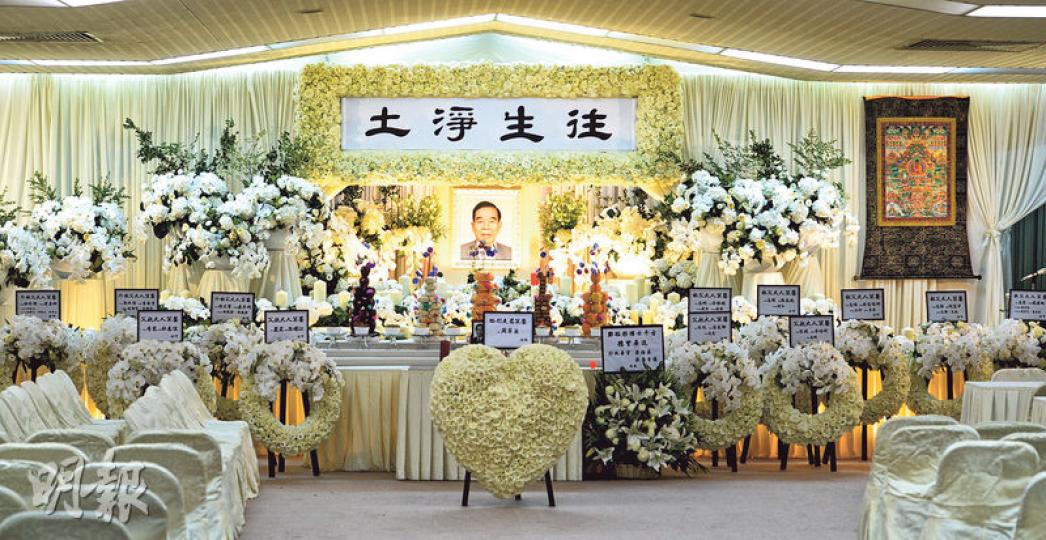 鄭裕彤的靈堂佈置以白色為主,橫匾為「往生淨土」,遺孀周翠英放置的心形花圈置於正中央,特首梁振英致送的花圈亦放其旁邊。(劉焌陶攝)鄭裕彤長子、周大福珠寶及新世界發展主席鄭家純(右)及長孫鄭志剛(左)穿上白色孝服,昨午率先到靈堂打點。(劉焌陶攝)新地郭氏兄弟,由老二郭炳江(圖)與兒子郭基煒做代表,到靈堂向鄭裕彤致祭。(劉焌陶攝)長和主席李嘉誠將為鄭裕彤扶靈,其長子李澤鉅(前)昨晚先到靈堂向家屬慰問。(劉焌陶攝)劉鑾雄(圖)昨臉戴口罩,在別人攙扶下親往靈堂送別牌友彤叔。(劉焌陶攝)官司纏身的前特首曾蔭 鄭裕彤的靈堂佈置以白色為主,橫匾為「往生淨土」,遺孀周翠英放置的心形花圈置於正中央,特首梁振英致送的花圈亦放其旁邊。(劉焌陶攝)鄭裕彤長子、周大福珠寶及新世界發展主席鄭家純(右)及長孫鄭志剛(左)穿上白色孝服,昨午率先到靈堂打點。(劉焌陶攝)新地郭氏兄弟,由老二郭炳江(圖)與兒子郭基煒做代表,到靈堂向鄭裕彤致祭。(劉焌陶攝)長和主席李嘉誠將為鄭裕彤扶靈,其長子李澤鉅(前)昨晚先到靈堂向家屬慰問。(劉焌陶攝)劉鑾雄(圖)昨臉戴口罩,在別人攙扶下親往靈堂送別牌友彤叔。(劉焌陶攝)官司纏身的前特首曾蔭