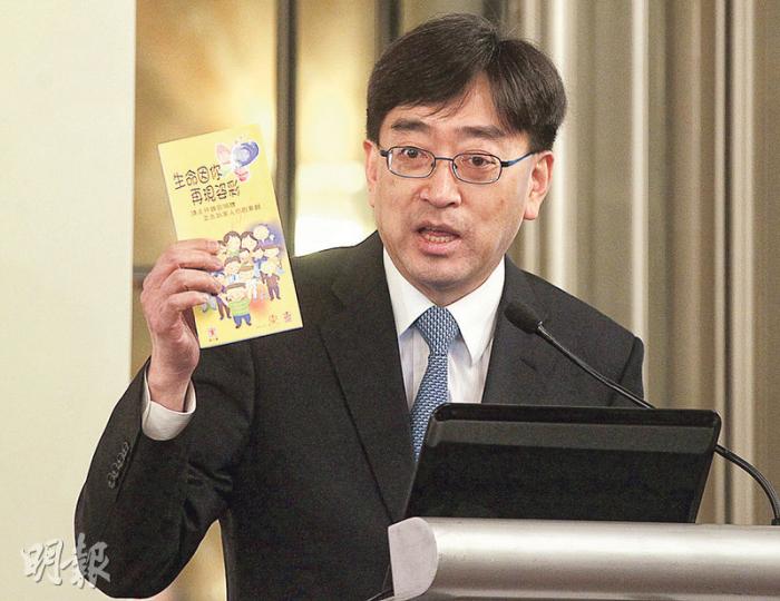 食衛局長高永文昨出席活動後,回應伊利沙伯醫院有孕婦產後大量出血送命,他指本港婦產科技術水準高,形容事件罕見。(李紹昌攝) 食衛局長高永文昨出席活動後,回應伊利沙伯醫院有孕婦產後大量出血送命,他指本港婦產科技術水準高,形容事件罕見。(李紹昌攝)