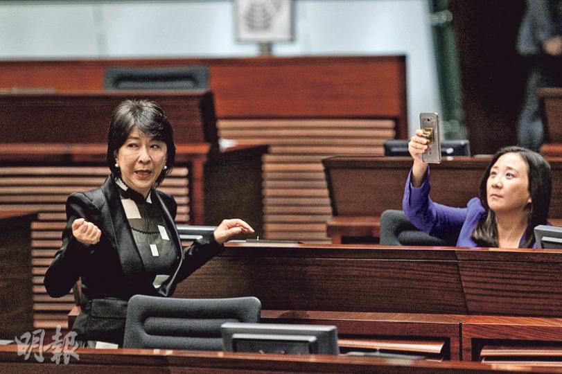 唔少議員鍾意facebook直播或影相上載去fb兼發表意見,好似民建聯葛珮帆(EQ,右)同蔣麗芸(左)都鍾意,唔知EQ當時係咪都影住Ann姐,直擊議會內最新情况呢?(郭慶輝攝)無論咩黨派嘅議員,噚日唔少人都用facebook直播,朱凱廸(左)同羅冠聰(右)亦齊齊拍片講解會議裏面發生咩事。(郭慶輝攝) 唔少議員鍾意facebook直播或影相上載去fb兼發表意見,好似民建聯葛珮帆(EQ,右)同蔣麗芸(左)都鍾意,唔知EQ當時係咪都影住Ann姐,直擊議會內最新情况呢?(郭慶輝攝)無論咩黨派嘅議員,噚日唔少人都用facebook直播,朱凱廸(左)同羅冠聰(右)亦齊齊拍片講解會議裏面發生咩事。(郭慶輝攝)