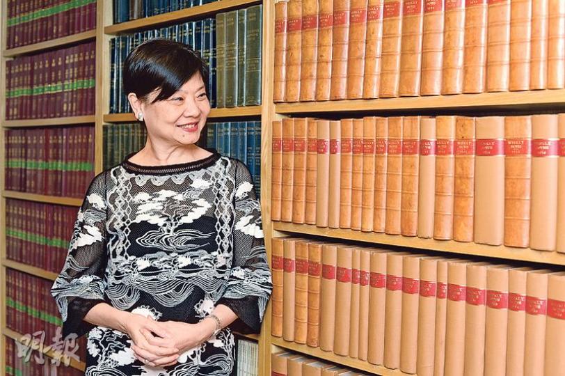 余若薇在律師事務所辦公室接受訪問,笑指不明白攝影師為何愛用法律書籍做背景替她拍照。談到特首選舉,她指不應排除民主派派人參選的選項,但對於她會否參選,就指「我沒有這樣的計劃」。(鍾林枝攝) 余若薇在律師事務所辦公室接受訪問,笑指不明白攝影師為何愛用法律書籍做背景替她拍照。談到特首選舉,她指不應排除民主派派人參選的選項,但對於她會否參選,就指「我沒有這樣的計劃」。(鍾林枝攝)