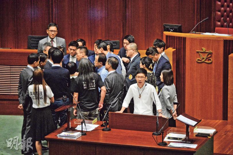 香港眾志羅冠聰(右方白衣者)昨宣誓就任立法會議員後拒絕離開宣誓桌,要求立法會秘書長陳維安交代有何資格判斷其他議員宣誓無效,陳宣布會議暫停,多名非建制議員隨即上前與陳理論(相中陳被遮掩)。(蘇智鑫攝)民建聯蔣麗芸昨以普通話宣誓,她指翻查過無人試過用普通話,指既然可以,不妨一試,事前有練習綵排。(郭慶輝攝) 香港眾志羅冠聰(右方白衣者)昨宣誓就任立法會議員後拒絕離開宣誓桌,要求立法會秘書長陳維安交代有何資格判斷其他議員宣誓無效,陳宣布會議暫停,多名非建制議員隨即上前與陳理論(相中陳被遮掩)。(蘇智鑫攝)民建聯蔣麗芸昨以普通話宣誓,她指翻查過無人試過用普通話,指既然可以,不妨一試,事前有練習綵排。(郭慶輝攝)