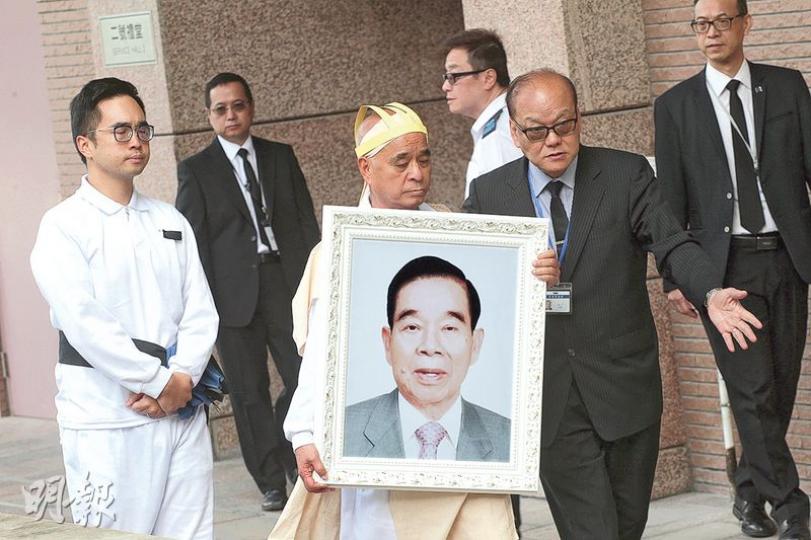 載着彤叔靈柩的靈車到達火葬場,長子鄭家純捧亡父遺照步出靈車,兒子鄭志剛陪同在側。(李紹昌攝)彤叔生前好友、長和系主席李嘉誠,昨日親身來到鄭裕彤的靈堂參與扶靈,送別摯友。(蘇智鑫攝) 載着彤叔靈柩的靈車到達火葬場,長子鄭家純捧亡父遺照步出靈車,兒子鄭志剛陪同在側。(李紹昌攝)彤叔生前好友、長和系主席李嘉誠,昨日親身來到鄭裕彤的靈堂參與扶靈,送別摯友。(蘇智鑫攝)
