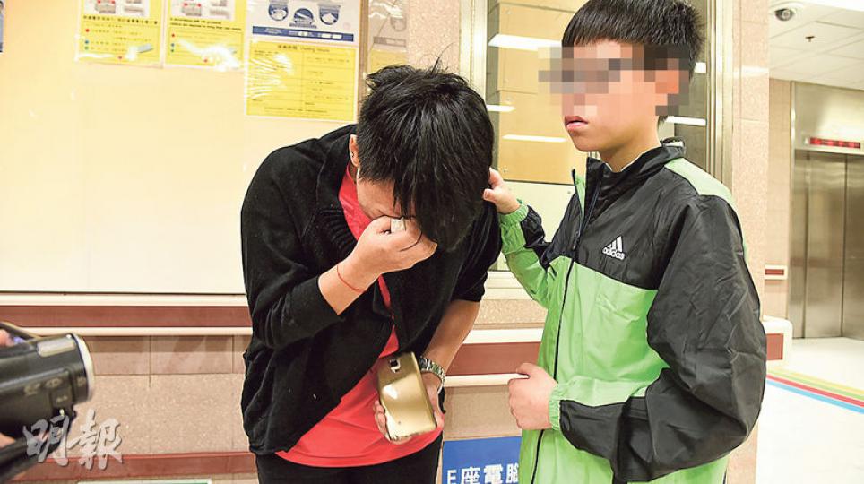 譚權慰的妻子及長子在意外後趕到醫院,得悉噩耗後,譚妻悲傷痛哭,13歲長子在旁安慰媽媽。(蔡方山攝)譚妻回想顧家丈夫的生前往事,抓緊丈夫送贈的手表及其衣物,睹物思人淚如泉湧。(李大煒攝) 譚權慰的妻子及長子在意外後趕到醫院,得悉噩耗後,譚妻悲傷痛哭,13歲長子在旁安慰媽媽。(蔡方山攝)譚妻回想顧家丈夫的生前往事,抓緊丈夫送贈的手表及其衣物,睹物思人淚如泉湧。(李大煒攝)