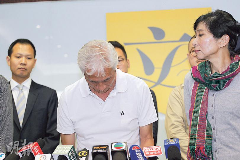 街工議員梁耀忠(中)昨午召開記者會,質疑立法會秘書處在他主持會議時,不斷提醒他不能行使主席權的說法是「誤導」,甚至覺得「被出賣」,但承認主持會議表現不理想,向選民及議員同事鞠躬道歉。(郭慶輝攝) 街工議員梁耀忠(中)昨午召開記者會,質疑立法會秘書處在他主持會議時,不斷提醒他不能行使主席權的說法是「誤導」,甚至覺得「被出賣」,但承認主持會議表現不理想,向選民及議員同事鞠躬道歉。(郭慶輝攝)