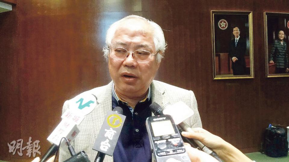 民建聯進出口界議員黃定光表示,昨早經傳媒詢問得知在宣誓時漏讀「香港」兩個字,隨即去信立法會秘書處,要求在下周三的會議上重新宣誓,又認為外界不能將他與另外3名宣誓無效的議員相提並論。(錢瑋琪攝) 民建聯進出口界議員黃定光表示,昨早經傳媒詢問得知在宣誓時漏讀「香港」兩個字,隨即去信立法會秘書處,要求在下周三的會議上重新宣誓,又認為外界不能將他與另外3名宣誓無效的議員相提並論。(錢瑋琪攝)