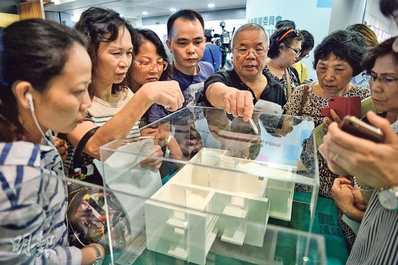 房委會昨日起派發首個「綠置居」項目景泰苑的申請表格,不少市民到位於樂富的房委會客務中心索取表格,並觀看景泰苑單位間格模型。房委會表示,昨日約有760人次參觀模型。(鍾林枝攝) 房委會昨日起派發首個「綠置居」項目景泰苑的申請表格,不少市民到位於樂富的房委會客務中心索取表格,並觀看景泰苑單位間格模型。房委會表示,昨日約有760人次參觀模型。(鍾林枝攝)