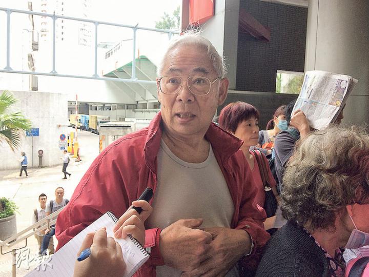 居於葵盛邨的李先生昨早6時許已到樂富客務中心排隊,為兒子領取申請表以購買兩房單位。(賴嘉梨攝)景泰苑毗鄰太子道東,有可能面對車輛噪音問題,現居於觀塘翠屏邨的陳先生表示不介意,但指項目屬單幢樓,擔心管理費較大型屋苑高。(鍾林枝攝) 居於葵盛邨的李先生昨早6時許已到樂富客務中心排隊,為兒子領取申請表以購買兩房單位。(賴嘉梨攝)景泰苑毗鄰太子道東,有可能面對車輛噪音問題,現居於觀塘翠屏邨的陳先生表示不介意,但指項目屬單幢樓,擔心管理費較大型屋苑高。(鍾林枝攝)