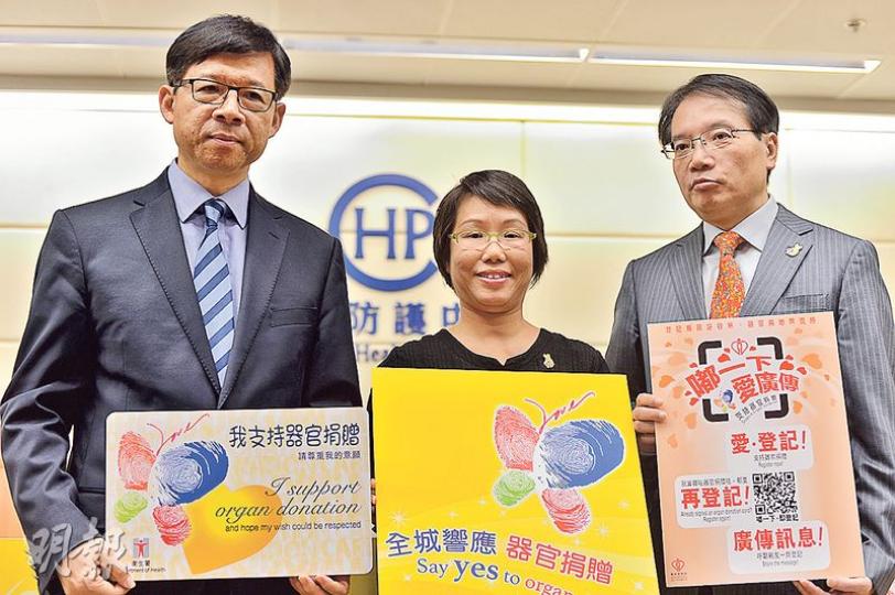 醫管局聯網服務總監張偉麟(右)表示,轄下道德倫理委員會已通過交換捐腎建議,現正諮詢法律意見,如順利可於明年底推行。左為衛生防護中心總監梁挺雄,中間是接受雙肺移植的趙苡彤。(馮凱鍵攝) 醫管局聯網服務總監張偉麟(右)表示,轄下道德倫理委員會已通過交換捐腎建議,現正諮詢法律意見,如順利可於明年底推行。左為衛生防護中心總監梁挺雄,中間是接受雙肺移植的趙苡彤。(馮凱鍵攝)