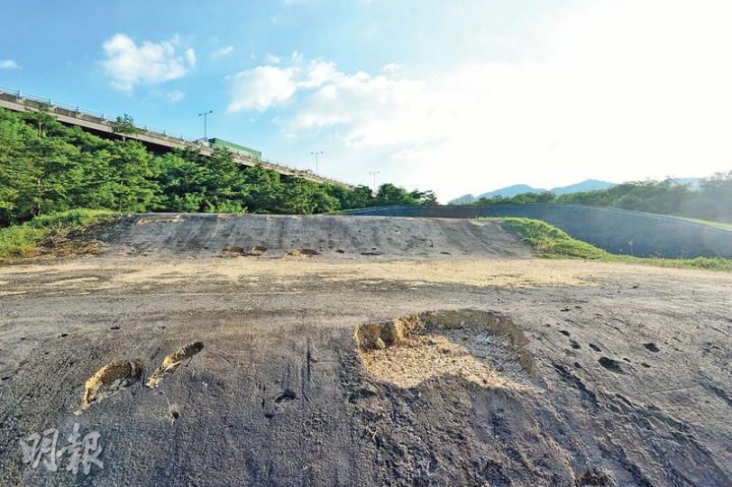 記者昨到賽馬會國際小輪車場(Hong Kong International BMX Park)觀察,見圖中國際賽道已被圍封,賽道上坑洞處處,有坑洞如人頭般大。曾於該場地任教練的劉偉基說,BMX是「鬥快」,沒有避震,故賽道不能有坑洞,否則受傷風險很高。(鄧宗弘攝)香港單車聯會宣布國際小輪車場的國際賽道在前日起關閉翻新,直至另行通知,其間訓練賽道如常開放,昨日所見現場仍有教練指導年幼車手在訓練賽道練習。(鄧宗弘攝) 記者昨到賽馬會國際小輪車場(Hong Kong International BMX Park)觀察,見圖中國際賽道已被圍封,賽道上坑洞處處,有坑洞如人頭般大。曾於該場地任教練的劉偉基說,BMX是「鬥快」,沒有避震,故賽道不能有坑洞,否則受傷風險很高。(鄧宗弘攝)香港單車聯會宣布國際小輪車場的國際賽道在前日起關閉翻新,直至另行通知,其間訓練賽道如常開放,昨日所見現場仍有教練指導年幼車手在訓練賽道練習。(鄧宗弘攝)