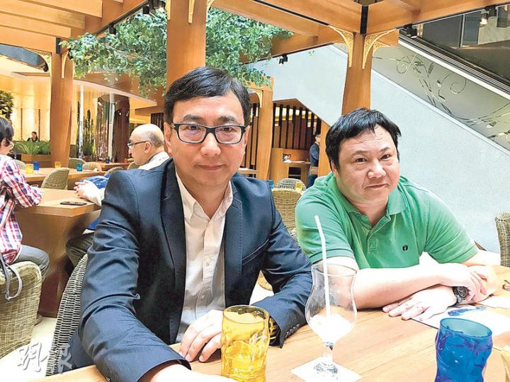 稱在立法會選舉後與中間人接觸過兩三次的新思維主席狄志遠(左),昨在傳媒茶敘中透露,日前出席中央智囊團舉行的立法會選舉研討會,感覺中央路線有「逆轉」趨勢,有意走回強硬,或有利特首梁振英連任。圖右為新思維總幹事陳家偉。(渠贇攝) 稱在立法會選舉後與中間人接觸過兩三次的新思維主席狄志遠(左),昨在傳媒茶敘中透露,日前出席中央智囊團舉行的立法會選舉研討會,感覺中央路線有「逆轉」趨勢,有意走回強硬,或有利特首梁振英連任。圖右為新思維總幹事陳家偉。(渠贇攝)