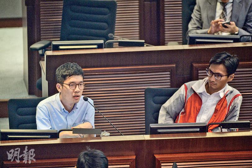 建制派38名議員聯署,稱對香港眾志羅冠聰及獨立劉小麗的宣誓「有極大保留」,希望立法會主席梁君彥要求兩人重新宣誓。羅冠聰(左)昨日在立法會內委會反駁,稱秘書長陳維安無監誓標準,又指民建聯議員蔣麗芸以普通話宣誓,他也覺得「都好唔端正」。右為獨立議員朱凱廸。(鍾林枝攝) 建制派38名議員聯署,稱對香港眾志羅冠聰及獨立劉小麗的宣誓「有極大保留」,希望立法會主席梁君彥要求兩人重新宣誓。羅冠聰(左)昨日在立法會內委會反駁,稱秘書長陳維安無監誓標準,又指民建聯議員蔣麗芸以普通話宣誓,他也覺得「都好唔端正」。右為獨立議員朱凱廸。(鍾林枝攝)