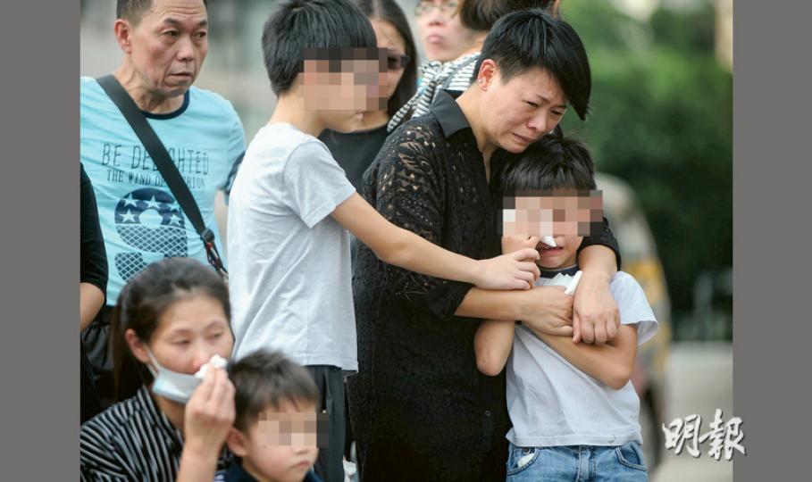 一場致奪命車禍,奪去育有3名兒子的好爸爸性命。死者家屬包括20多名親友昨午到車禍現場路祭,死者遺孀(右二黑衣者)、長子(左二)和次子(右一)均傷心不已,大叫「老竇返嚟呀」。(賴俊傑攝) 一場致奪命車禍,奪去育有3名兒子的好爸爸性命。死者家屬包括20多名親友昨午到車禍現場路祭,死者遺孀(右二黑衣者)、長子(左二)和次子(右一)均傷心不已,大叫「老竇返嚟呀」。(賴俊傑攝)