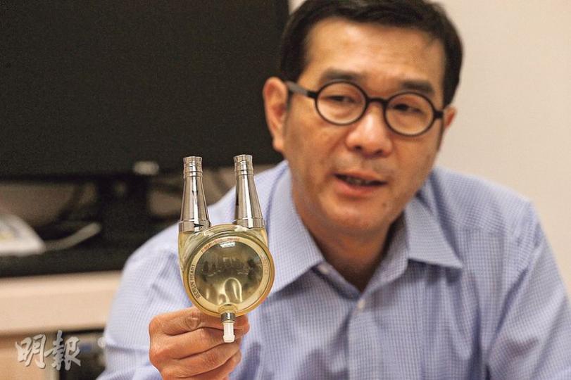 瑪麗醫院心胸外科部門主管區永谷(圖)稱,安裝外置人工心易有3類併發症,包括血塊凝固、出血及感染風險,啟謙已出現首兩種,再出現第三次併發症機率很高,因此須盡快換心,未來一兩周為最佳手術時機。(李紹昌攝) 瑪麗醫院心胸外科部門主管區永谷(圖)稱,安裝外置人工心易有3類併發症,包括血塊凝固、出血及感染風險,啟謙已出現首兩種,再出現第三次併發症機率很高,因此須盡快換心,未來一兩周為最佳手術時機。(李紹昌攝)