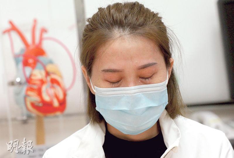 愛子心切的鄧太(圖)昨談起啟謙病情時多次落淚,她說啟謙從小乖巧懂事,患病期間反安慰她「早點回家、早點睡」,她現只求孩子健康長大,希望有心人能捐親友屍心助啟謙重生。(李紹昌攝) 愛子心切的鄧太(圖)昨談起啟謙病情時多次落淚,她說啟謙從小乖巧懂事,患病期間反安慰她「早點回家、早點睡」,她現只求孩子健康長大,希望有心人能捐親友屍心助啟謙重生。(李紹昌攝)