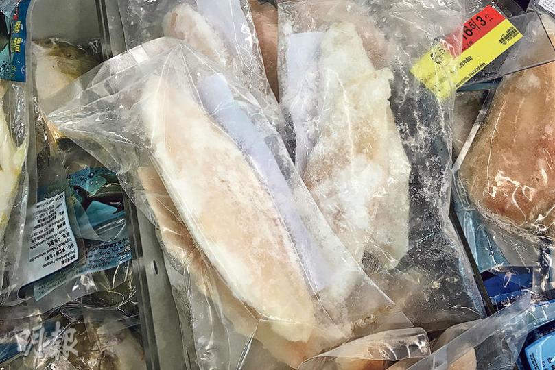 世界自然基金會香港分會抽查多個超級市場的越南鯰魚樣本,發現荔景百佳冷凍食品、沙田百佳超級廣場和銅鑼灣Gourmet的樣本,都含有可能致癌的化學物素硝基呋喃,百佳超級市場表示正要求WWF提供化驗報告,以跟進事件。圖中鯰魚在深水埗一百佳分店出售。(楊柏賢攝)世界自然基金會香港分會環境保護總監魏啟宏(左起)、高級項目主任(環保海鮮)陳悅珊、助理經理(生態足印項目)杜偉倫博士及氣候變化及生態足印項目高級主管張志華,昨日公布《香港超級市場海鮮供應鏈的潛在風險》調查報告,指多間本港主要超級市場品牌出售受威脅 世界自然基金會香港分會抽查多個超級市場的越南鯰魚樣本,發現荔景百佳冷凍食品、沙田百佳超級廣場和銅鑼灣Gourmet的樣本,都含有可能致癌的化學物素硝基呋喃,百佳超級市場表示正要求WWF提供化驗報告,以跟進事件。圖中鯰魚在深水埗一百佳分店出售。(楊柏賢攝)世界自然基金會香港分會環境保護總監魏啟宏(左起)、高級項目主任(環保海鮮)陳悅珊、助理經理(生態足印項目)杜偉倫博士及氣候變化及生態足印項目高級主管張志華,昨日公布《香港超級市場海鮮供應鏈的潛在風險》調查報告,指多間本港主要超級市場品牌出售受威脅
