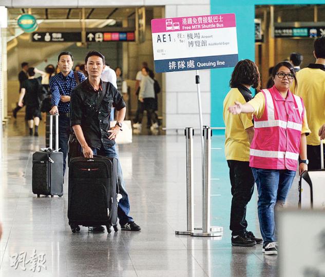 受港鐵欣澳站附近的架空電纜系統故障影響,機場快線服務暫停近5小時,港鐵派員在香港站指示乘客乘搭接駁巴士往機場及亞洲博覽館。(李紹昌攝)港鐵派出接駁巴士接載乘客,香港站人龍平均約有30人,最高峰過百人。(鍾炳然攝) 受港鐵欣澳站附近的架空電纜系統故障影響,機場快線服務暫停近5小時,港鐵派員在香港站指示乘客乘搭接駁巴士往機場及亞洲博覽館。(李紹昌攝)港鐵派出接駁巴士接載乘客,香港站人龍平均約有30人,最高峰過百人。(鍾炳然攝)