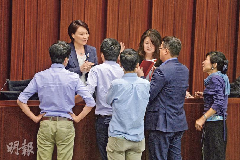 非建制派議員噚日不滿內會主席李慧琼(左二)裁決,會議結束後包圍主席台理論,擾攘約5分鐘後李慧琼最終離開會場。(鍾林枝攝) 非建制派議員噚日不滿內會主席李慧琼(左二)裁決,會議結束後包圍主席台理論,擾攘約5分鐘後李慧琼最終離開會場。(鍾林枝攝)