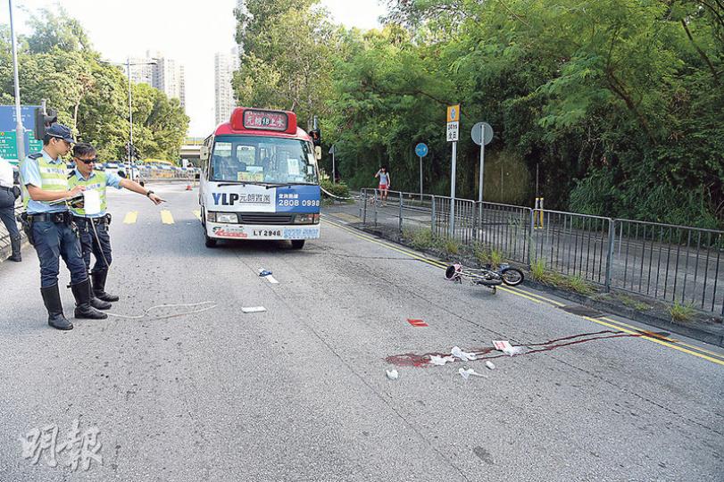 小巴撞斃單車漢現場事後遺下一灘血迹,以及死者的單車。(蔡方山攝)涉事小巴遺下15.8米長煞車胎痕,警方將調查事故是否涉及超速。(蔡方山攝) 小巴撞斃單車漢現場事後遺下一灘血迹,以及死者的單車。(蔡方山攝)涉事小巴遺下15.8米長煞車胎痕,警方將調查事故是否涉及超速。(蔡方山攝)