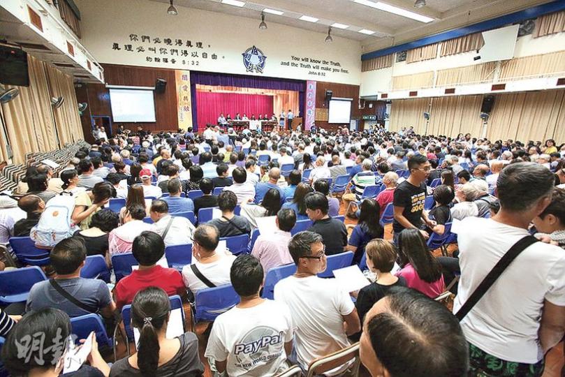 錦綉花園半個月內接連發生9宗爆竊案,屋苑昨晚召開居民大會商討如何改善治安,約500人出席。(伍浦鋒攝) 錦綉花園半個月內接連發生9宗爆竊案,屋苑昨晚召開居民大會商討如何改善治安,約500人出席。(伍浦鋒攝)