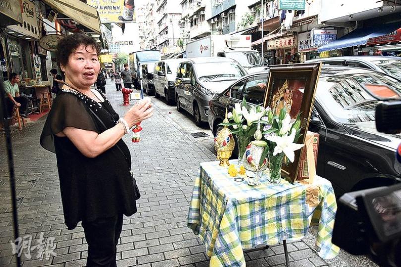 在九龍城開設泰國雜貨店的居港泰國東主謝女士(圖)昨在店前設小祭壇,望同在異鄉的同鄉也可一同悼念「國民父親」。(鍾炳然攝) 在九龍城開設泰國雜貨店的居港泰國東主謝女士(圖)昨在店前設小祭壇,望同在異鄉的同鄉也可一同悼念「國民父親」。(鍾炳然攝)
