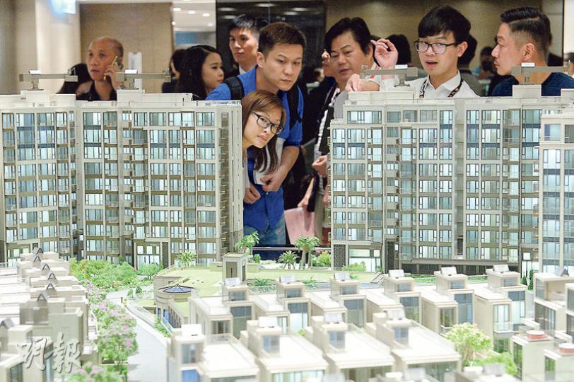 未來一周市場有多個全新樓盤推售,已公布價單之單位已涉及763伙,其中會德豐NAPA,昨首日收票,已錄超過180個認購登記,超額近1倍。 (劉焌陶攝) 未來一周市場有多個全新樓盤推售,已公布價單之單位已涉及763伙,其中會德豐NAPA,昨首日收票,已錄超過180個認購登記,超額近1倍。 (劉焌陶攝)