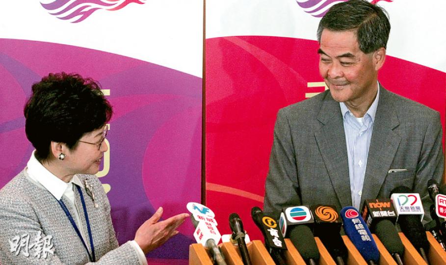 特首梁振英(右)以及身為扶貧委員會主席的政務司長林鄭月娥(左),昨回顧去年香港貧窮情况時讚賞林鄭月娥主持扶委會的工作「有成效」,勞福局長張建宗亦做了大量工作。(李紹昌攝) 特首梁振英(右)以及身為扶貧委員會主席的政務司長林鄭月娥(左),昨回顧去年香港貧窮情况時讚賞林鄭月娥主持扶委會的工作「有成效」,勞福局長張建宗亦做了大量工作。(李紹昌攝)