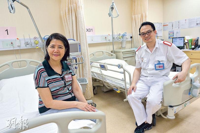 伊院顧問護師廖進芳(左)從事紓緩服務30年,協助晚期病人安度餘生,也受病人啟發,領略豁達面對生死的智慧。旁為其同事資深護師曾國威(右)。(蘇智鑫攝) 伊院顧問護師廖進芳(左)從事紓緩服務30年,協助晚期病人安度餘生,也受病人啟發,領略豁達面對生死的智慧。旁為其同事資深護師曾國威(右)。(蘇智鑫攝)